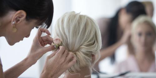 Trendy ve svatebních účesech 2019